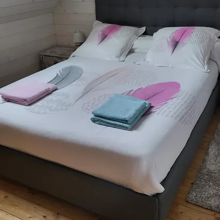 Les Roses Des Bois Bed and Breakfast