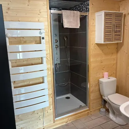 Bed & Breakfast Les Roses Des Bois 3*