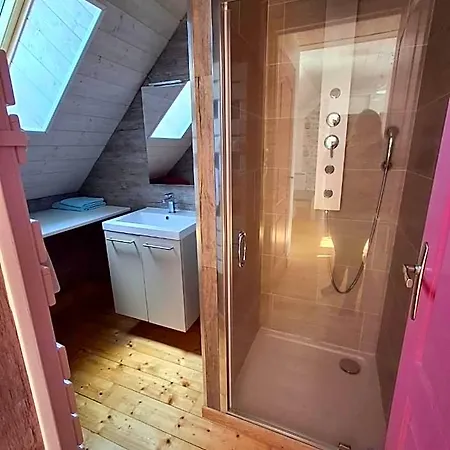 Les Roses Des Bois Bed & Breakfast 3*